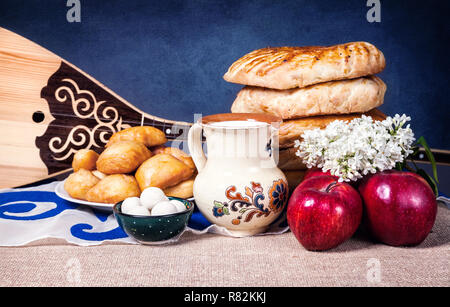 Des plats asiatiques et Dombra instrument Kazakh en yourte Banque D'Images
