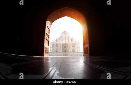 Taj Mahal vue depuis la mosquée à Agra, Uttar Pradesh, Inde Banque D'Images