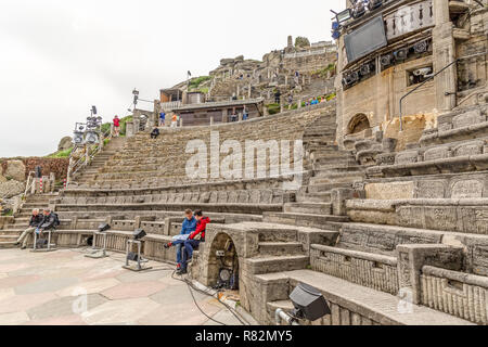 Le Minack Theatre à Cornwall, en Angleterre. Construit par Rowena Cade au milieu du 20ème siècle, il est situé sur un éperon rocheux qui s'avance dans la mer. Banque D'Images