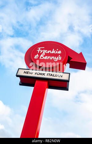 Frankie & Benny's restaurant sign, England UK Banque D'Images