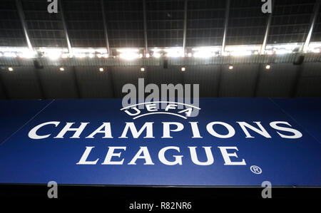 Ligue des Champions branding autour du terrain avant le match de la Ligue des champions à l'Etihad Stadium, Manchester. ASSOCIATION DE PRESSE Photo. Photo date : mercredi 12 décembre 2018. Voir l'ACTIVITÉ DE SOCCER histoire Man City. Crédit photo doit se lire : Martin Rickett/PA Wire Banque D'Images