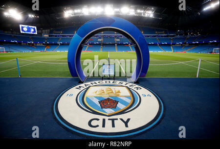 Ligue des Champions branding autour du terrain avant le match de la Ligue des champions à l'Etihad Stadium, Manchester. ASSOCIATION DE PRESSE Photo. Photo date : mercredi 12 décembre 2018. Voir l'ACTIVITÉ DE SOCCER histoire Man City. Crédit photo doit se lire : Martin Rickett/PA Wire Banque D'Images