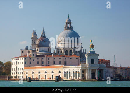 Vue sur le Lido di Venezia de la Basilique Santa Maria della Salute à Venise, Italie. Banque D'Images