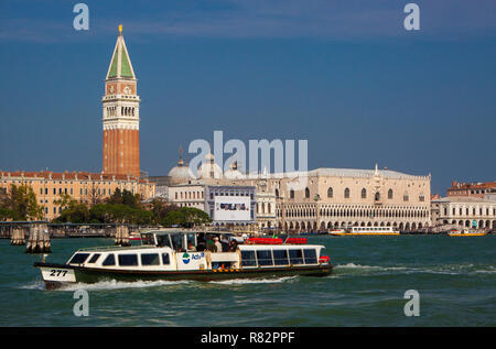 Bateau (ferry) traversant le Lido di Venezia en face de la place Saint Marc à Venise, Italie. Banque D'Images