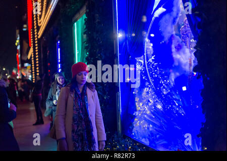 New York, NEW YORK/ USA- 11 décembre 2018 les vitrines de Noël à Shoppers de Saks Fifth Avenue sur la Cinquième Avenue à Manhattan, à New York le Mardi, Décembre 11, 2018. (© Richard B. Levine) Banque D'Images