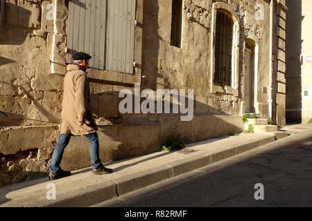 Longue soirée ombres projetées par l'anglais man wearing hat berry dans la Rue des arènes d'Arles France Banque D'Images