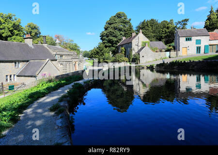 Le village green et étang, village Tissington, parc national de Peak District, Derbyshire, Angleterre, RU Banque D'Images