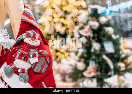 Un cadeau de Noël pour les chaussettes rouges avec un bonhomme Banque D'Images