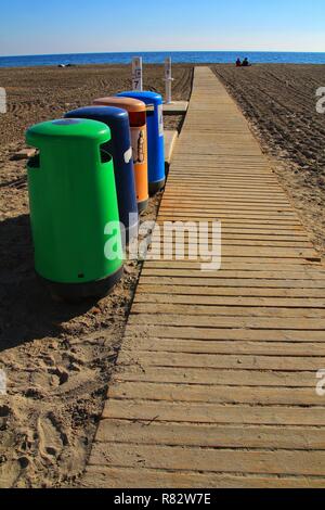 Bacs de recyclage coloré sur la plage de Santa Pola, Alicante Banque D'Images