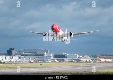 L'aéroport de Gatwick, England, UK - 09 décembre 2018 : un Norvégien Airlines avion décolle de l'aéroport de Londres Gatwick, avec lavage de la turbulence de sillage Banque D'Images