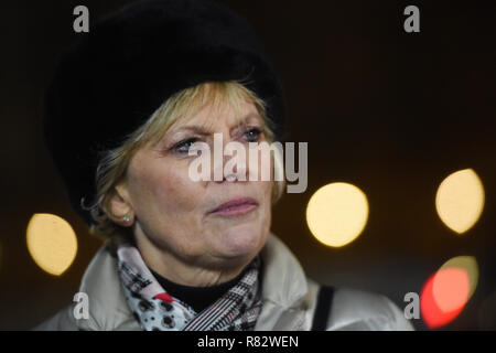 Le député conservateur Anna Soubry parle aux médias à l'extérieur de la Maison du Parlement à Westminster, Londres, après que le premier ministre Theresa peut survivre une tentative par les députés conservateurs d'évincer son avec un vote de confiance. Banque D'Images