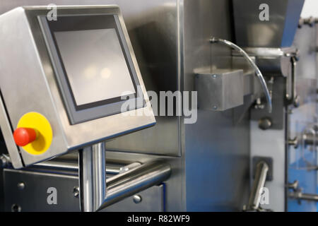 L'équipement de fabrication modernes en acier inoxydable avec l'écran tactile du panneau de commande sur l'avant-plan. Focus sélectif. Banque D'Images