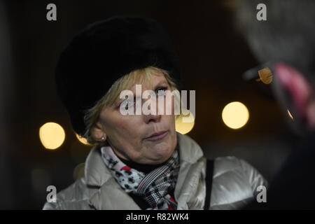 Le député conservateur Anna Soubry parle aux médias à l'extérieur de la Maison du Parlement à Westminster, Londres, après que le premier ministre Theresa peut survivre une tentative par les députés conservateurs d'évincer son avec un vote de confiance. Banque D'Images