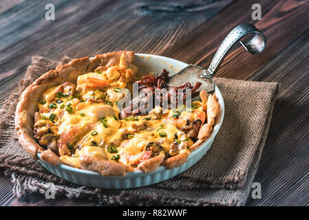 Tarte aux fruits de mer avec sauce à la crème de safran Banque D'Images