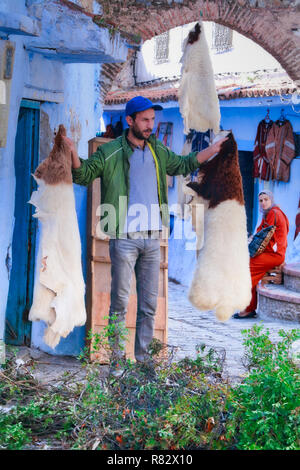 Chefchaouen, Maroc - 31 octobre 2016 : vendeur de fourrure sur une rue à Chefchaouen, Maroc Banque D'Images