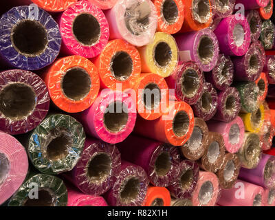 Rouleaux de papier de l'emballage en rouge, violet, vert, bordeaux, orange et rose Banque D'Images