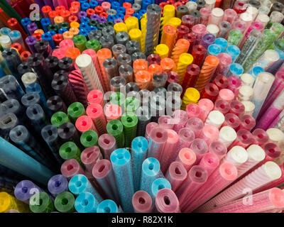 Les rouleaux de film transparent de couleur multiples pour l'emballage de bouquets Banque D'Images