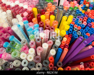 Les rouleaux de film transparent de couleur multiples pour l'emballage de bouquets Banque D'Images