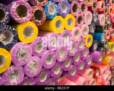 Rouleaux de papier d'emballage décoratif de différentes couleurs sont sur l'étagère du magasin Banque D'Images
