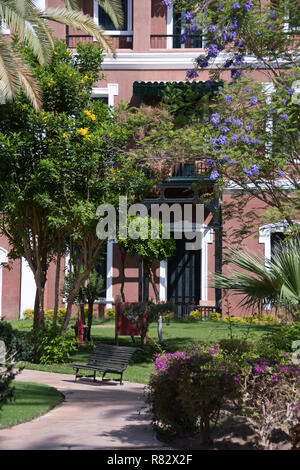 Les jardins de l'hôtel Old Cataract, un historique de l'ère coloniale Britannique que l'hôtel donne sur le Nil à Assouan, Egypte. Banque D'Images