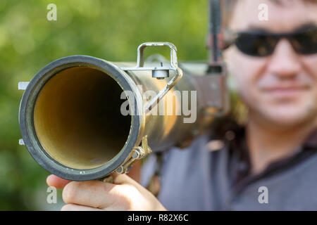 Mercenaire dans lunettes noires avec des lance-roquettes antichars RPG, dans la main. Close-up Banque D'Images