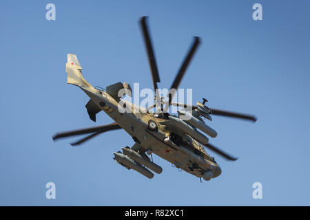 Hélicoptère de combat Ka-52 Alligator, nommé the flying tank. Vue du bas, en vol Banque D'Images