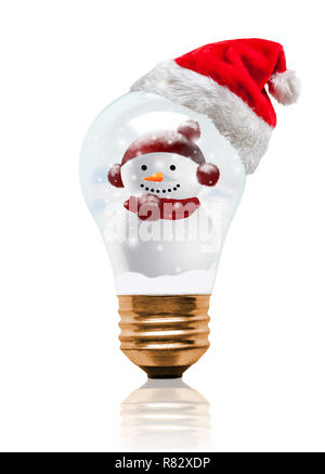 Snow globe Light bulb wearing Santa hat avec bonhomme de neige décoré et copiez l'espace. Saison de Noël brillant et lumineux Nouvelle Année. Banque D'Images