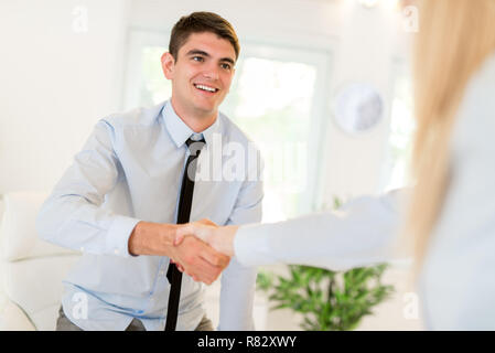 Businessman with visage hors de l'accent serre la main de femme méconnaissable. Banque D'Images