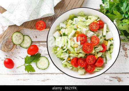 Salade de légumes sains de choux chinois, maïs, concombres et tomates. Alimentaires végétariens délicieux déjeuner. La nourriture végétalienne. Vue d'en haut. Mise à plat Banque D'Images