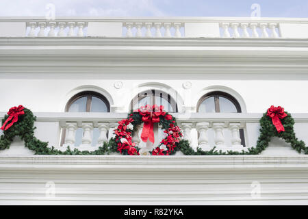 Maison blanche avec des décorations de Noël et de la guirlande guirlande Banque D'Images