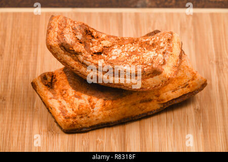 Groupe de deux morceaux de porc fumé d'Europe orientale traditionnelle bacon viande, plats en bois servant à bord - pancetta (slanina), prosciutto (prsut), sp Banque D'Images