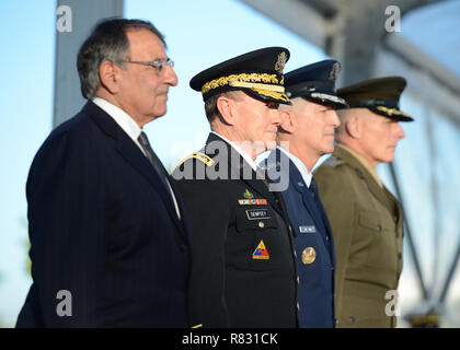 MIAMI, FLORIDE - le 19 novembre : sec de la Défense Leon Panetta, le général Martin E. Dempsey Président, Comité des chefs d'état-major, le général Douglas M. Fraser, commandant de l'USAF et entrant le général John F. Kelly USMC assister à la cérémonie de changement de commandement au Commandement sud américain le 19 novembre 2012 à Homestead, Floride. Credit : mpi04/MediaPunch Banque D'Images