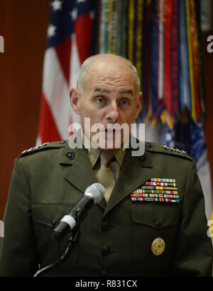 MIAMI, FLORIDE - le 19 novembre : le général John F. Kelly USMC assiste à la cérémonie de changement de commandement au Commandement sud américain le 19 novembre 2012 à Homestead, Floride. Credit : mpi04/MediaPunch Banque D'Images