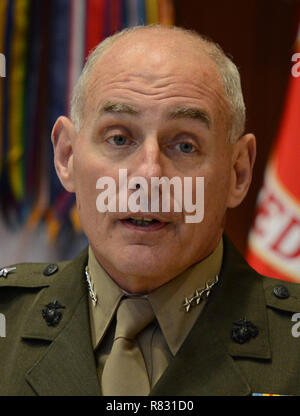 MIAMI, FLORIDE - le 19 novembre : le général John F. Kelly USMC assiste à la cérémonie de changement de commandement au Commandement sud américain le 19 novembre 2012 à Homestead, Floride. Credit : mpi04/MediaPunch Banque D'Images