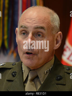 MIAMI, FLORIDE - le 19 novembre : le général John F. Kelly USMC assiste à la cérémonie de changement de commandement au Commandement sud américain le 19 novembre 2012 à Homestead, Floride. Credit : mpi04/MediaPunch Banque D'Images