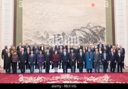 (181212) -- BEIJING, le 12 décembre 2018 (Xinhua) -- le président chinois Xi Jinping (C, première rangée) pose pour une photo de groupe avec les délégués étrangers présents à la Imperial Springs 2018 Forum international tenu à Guangzhou, avant une réunion avec eux dans le Grand Hall du Peuple à Beijing, capitale de Chine, le 12 décembre 2018. (Xinhua/Wang Ye) (LMM) Banque D'Images