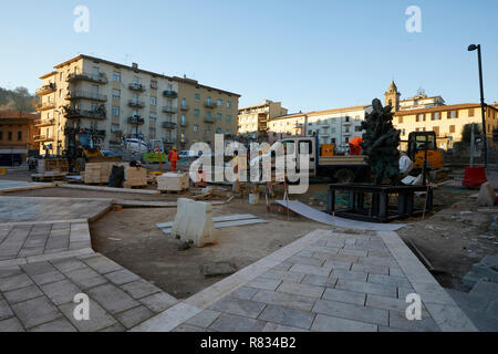 Marco Foto Buco/LaPresse 12 Dicembre 2018 Poggibonsi (SI) Italia Cronaca L' Europa in Toscana, seconda tappa del tour di Enrico Rossi a Sienne. Nella foto : Lavori nella piazza della Stazione Photo Marco Buco/LaPresse 12 décembre 2018 Poggibonsi (SI) Italie Europe en Toscane, deuxième étape de la visite d'Enrico Rossi à Sienne. Dans le pic : travaille à la place de la gare Banque D'Images