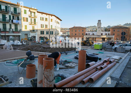 Marco Foto Buco/LaPresse 12 Dicembre 2018 Poggibonsi (SI) Italia Cronaca L' Europa in Toscana, seconda tappa del tour di Enrico Rossi a Sienne. Nella foto : lavori nella Piazza della Stazione di Poggibonsi Photo Marco Buco/LaPresse 12 décembre 2018 Poggibonsi (SI) Italie Europe en Toscane, deuxième étape de la visite d'Enrico Rossi à Sienne. Dans le pic : travaille à la place de la gare de Poggibonsi Banque D'Images