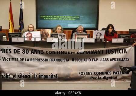 Madrid, Espagne. Dec 12, 2018. L'action des citoyens contre l'Impunité du franquisme (FICA QU) et l'Association de famille de favoriser Paterna (FAIP) au Congrès des députés de présenter leurs revendications et réclamer une protection pour les plus de 114 000 tués qui continuent dans les caniveaux et fosses communes le 12 déc 2018 à Madrid, Espagne Credit : Jésus Encarna/ZUMA/Alamy Fil Live News Banque D'Images