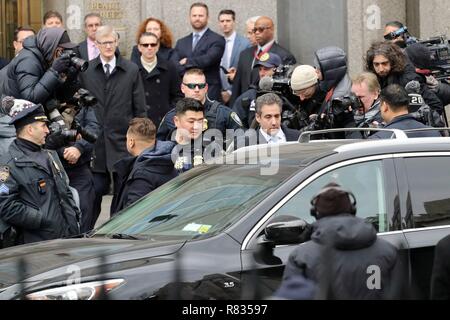 New York, USA. Dec 12, 2018. La ville de New York, Donald Trump a fixer et ancien avocat personnel Michael COHEN, 52 ans, a été condamné à trois (3) ans de prison pour de multiples crimes y compris les efforts déployés pour garder des secrets sur les affaires du président Relations avec la Russie, son présumé des affaires extra-conjugales et de l'impôt et la fraude bancaire, à la cour fédérale des États-Unis à Manhattan le 12 décembre 2018. Passe par sa famille, Cohen marché un défi des journalistes pour un SUV noir d'attente à l'extérieur du palais de justice. Photo : G. Banque D'Images