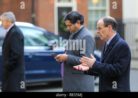 Londres, Royaume-Uni. Dec 12, 2018. Faisal Islam et Norman Smith sont vus à Downing Street.Le Premier ministre britannique Theresa peut fera face à un défi à son leadership après 48 lettres appelant à un concours ont été remises au Président du Comité 1922. Credit : Dinendra Haria SOPA/Images/ZUMA/Alamy Fil Live News Banque D'Images