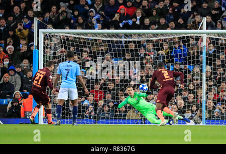 Etihad Stadium, Manchester, Royaume-Uni. Dec 12, 2018. Ligue des Champions de football, Manchester City contre Hoffenheim ; Andrej Kramaric d'Hoffenheim notes de la point de penalty à la 16e minute pour le rendre 0-1 à Hoffenheim : Action Crédit Plus Sport/Alamy Live News Banque D'Images