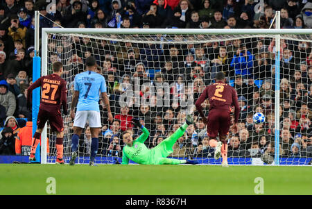 Etihad Stadium, Manchester, Royaume-Uni. Dec 12, 2018. Ligue des Champions de football, Manchester City contre Hoffenheim ; Andrej Kramaric d'Hoffenheim notes de la point de penalty à la 16e minute pour le rendre 0-1 à Hoffenheim : Action Crédit Plus Sport/Alamy Live News Banque D'Images