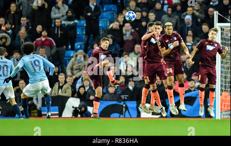 Manchester, UK. Dec 12, 2018. Football : Ligue des Champions, Manchester City - 1899 Hoffenheim, phase Groupe, Groupe F, 6e journée, à l'Etihad Stadium. Manchester City's Leroy Sane (l) marque un coup-franc de marquer 1-1. Credit : Uwe Anspach/dpa/Alamy Live News Banque D'Images