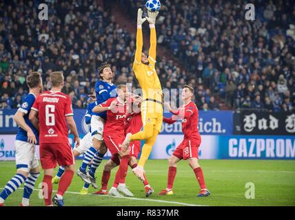 Aleksey MIRANCHUK (Lok), attaquant Guilherme ALVIM MARINATO (Lok), Benedikt HOEWEDES (HOWEDES) (Lok), Benjamin STAMBOULI (GE), Action, Football, Ligue des Champions Tour préliminaire, 6 ème journée, le FC Schalke 04 (GE) - le Lokomotiv Moscou (Lok) 1 : 0, le 11.12.2018 à Gelsenkirchen, Allemagne. # #  DFL règlement interdit toute utilisation des photographies comme des séquences d'images et/ou quasi-vidéo # #  | conditions dans le monde entier Banque D'Images