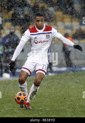 Kiev, Ukraine. Dec 12, 2018. Kenny Tete de Lyon dans l'action au cours de l'UEFA Champions League Groupe F match de football entre le Shakhtar Donetsk et Lyon à la NSK Olimpiyskyi à Kiev, Ukraine, le 12 décembre 2018. Crédit : Michel Stepanov/ZUMA/Alamy Fil Live News Banque D'Images