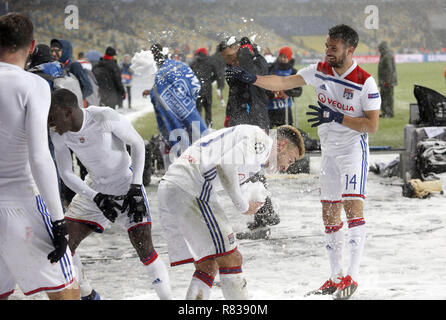 Kiev, Ukraine. Dec 12, 2018. Les joueurs de Lyon célèbre l'autre après l'UEFA Champions League Groupe F match de football entre le Shakhtar Donetsk et Lyon à la NSK Olimpiyskyi à Kiev, Ukraine, le 12 décembre 2018. Crédit : Michel Stepanov/ZUMA/Alamy Fil Live News Banque D'Images