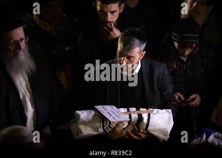 (181213) -- JÉRUSALEM, 13 décembre 2018 (Xinhua) -- un homme tient le corps d'un bébé livré prématurément après que sa mère a été blessé lors d'un récent entraînement palestiniens par attaque de tir sur son enterrement au cimetière du Mont des Oliviers à Jérusalem le 12 décembre 2018. La mère, Shira Ish-Ran, était dans le septième mois de sa grossesse au cours de l'attaque à un arrêt de bus à l'extérieur de la colonie d'Ofra dans la Cisjordanie occupée par Israël, le dimanche. Les médecins dans le centre médical Shaarei Tzedek livré son fils par une césarienne d'urgence, mais le bébé est mort à l'hôpital, mercredi, selon Israël's Shin Banque D'Images