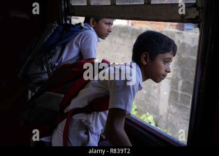 Colombo, Sri Lanka, la Chine. 13 Décembre, 2018. Un aperçu des passagers à la gare de Colombo, Sri Lanka. Crédit : SIPA Asie/ZUMA/Alamy Fil Live News Banque D'Images