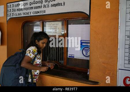 Colombo, Sri Lanka, la Chine. 13 Décembre, 2018. Un aperçu des passagers à la gare de Colombo, Sri Lanka. Crédit : SIPA Asie/ZUMA/Alamy Fil Live News Banque D'Images